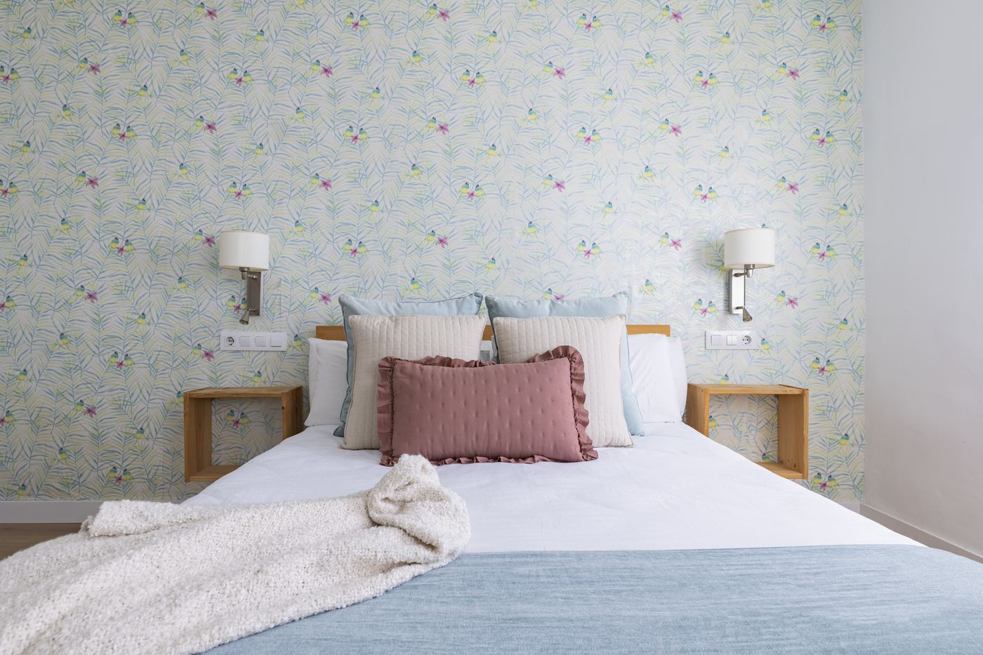 Dormitorio azul suave con papel floral