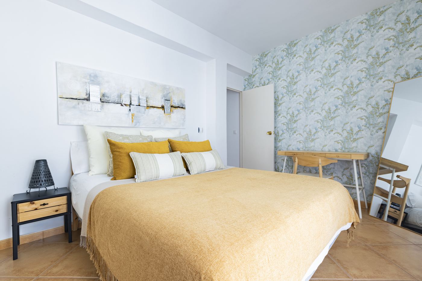Dormitorio amarillo cálido con textiles suaves