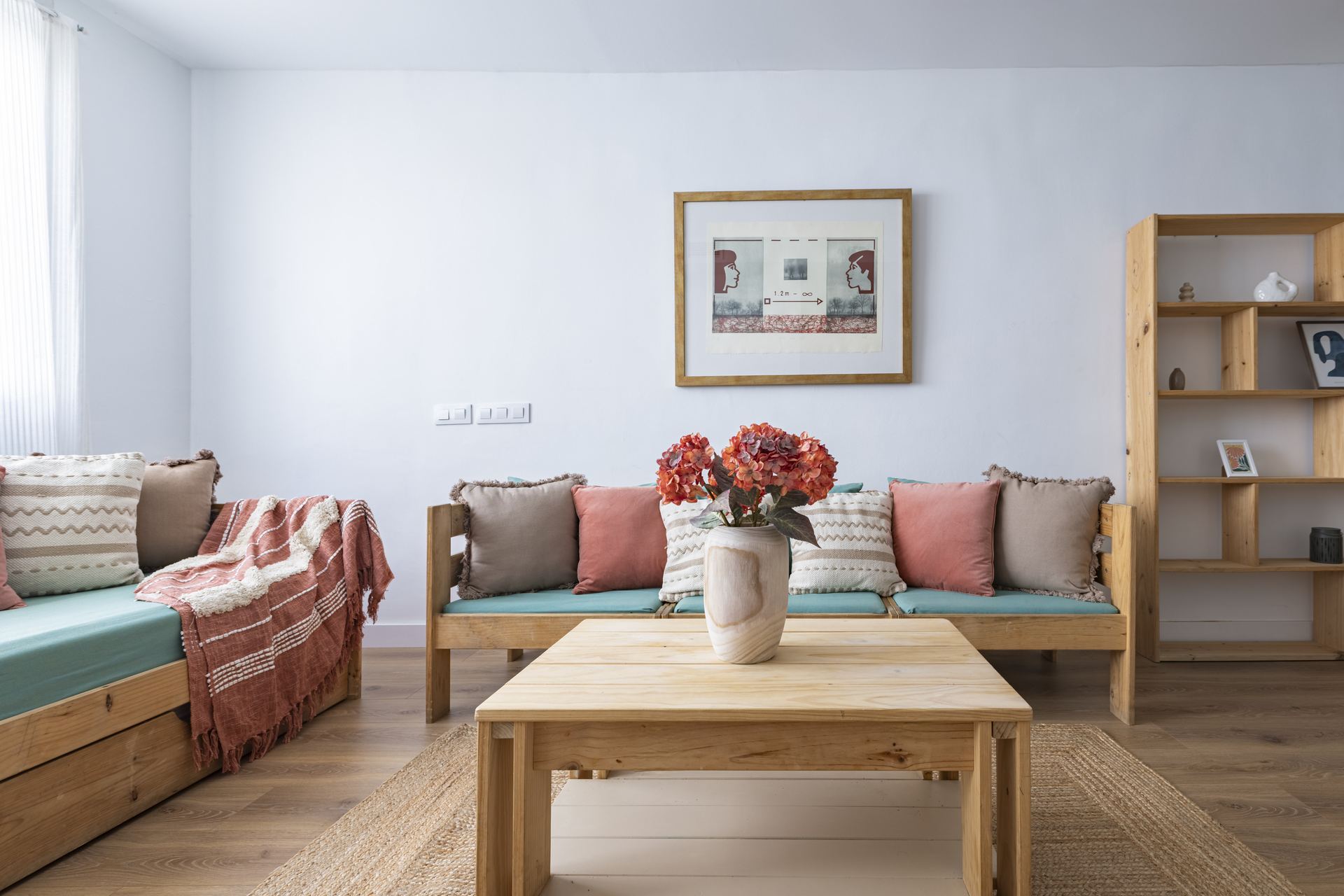 Salón con banco verde y hortensias coral